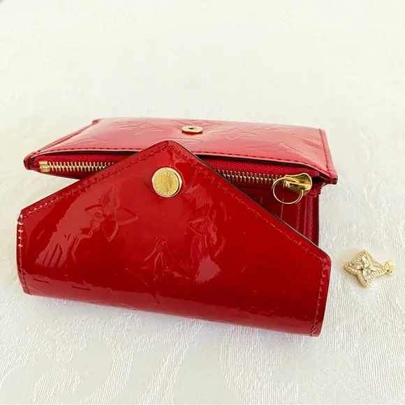 Louis Vuitton Victorine
Monogram Vernis wallet - Picture 13 of 16